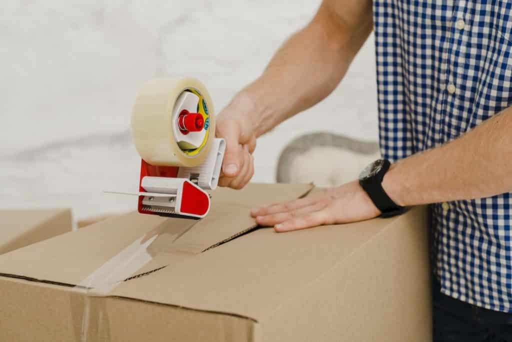 man packing professional movers photo